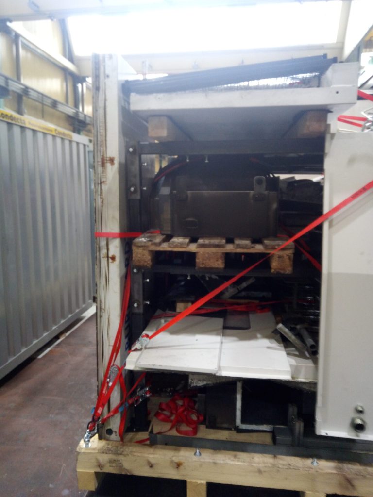 Palettenverladung mit flexibel verzurrten demontierten Maschinenbauteilen auf mehreren Ebenen